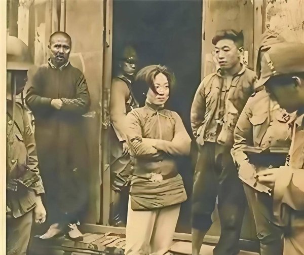正规的股票配资网 1938年安徽和县，24岁女俘临刑前对着日军镜头整理头发微笑，行刑士兵后来夜夜惊醒，这张照片谁还记得